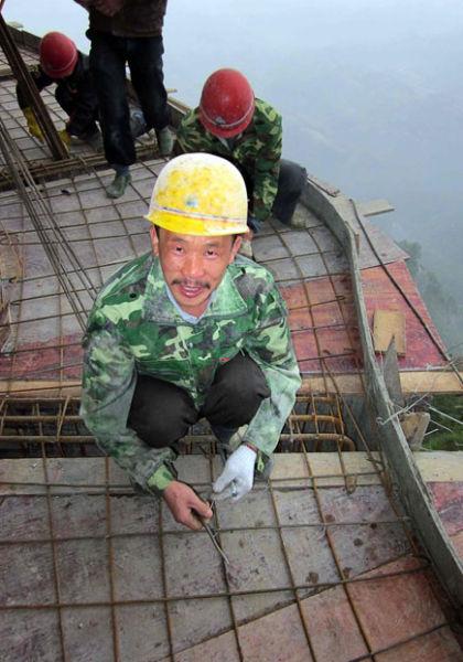 Insane Chinese Workers Risk Life