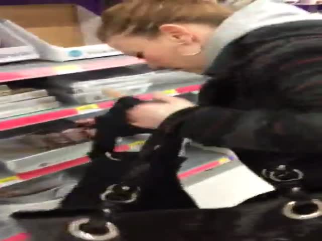 Shoplifter Shamed Out of a Walmart Store  (VIDEO)